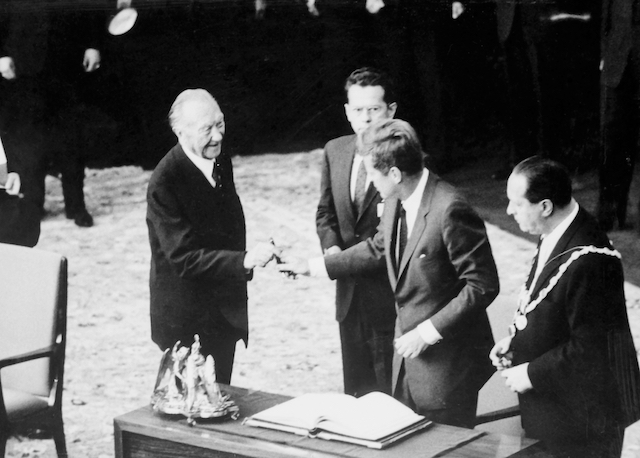 ภาพ Adenauer และ Kennedy