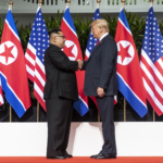 ภาพการพบกันครั้งแรกของ Kim Jong Un ผู้นำสูงสุดของเกาหลีเหนือ และ Donald J. Trump ประธานาธิบดีสหรัฐฯ (ภาพจากทำเนียบขาว)