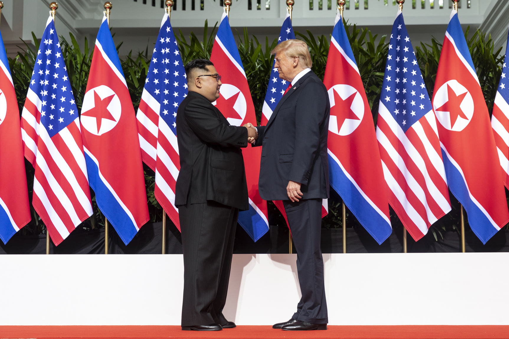 ภาพการพบกันครั้งแรกของ Kim Jong Un ผู้นำสูงสุดของเกาหลีเหนือ และ Donald J. Trump ประธานาธิบดีสหรัฐฯ (ภาพจากทำเนียบขาว)
